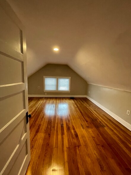 Building Photo - 370 Howell Ave