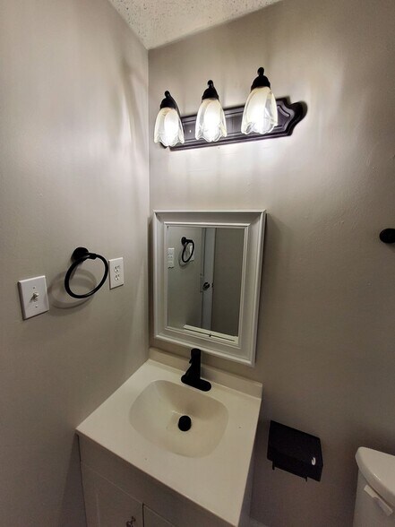 Building Photo - Welcome to 4294 Tonawanda!