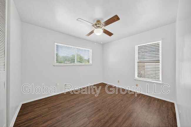 Building Photo - 121 Rosewood Dr