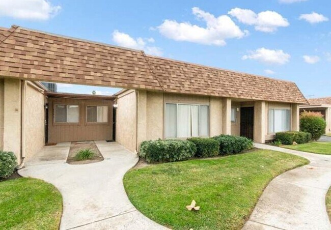 Building Photo - 616 S Santa Fe St