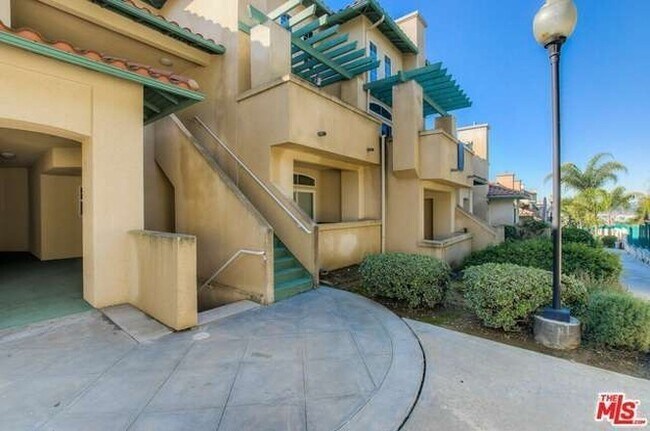 Building Photo - Large 2 bedroom 2 bath Condo with a den/of...
