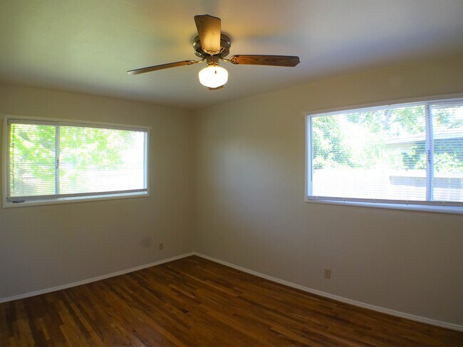 Building Photo - 886 Lynn Ln