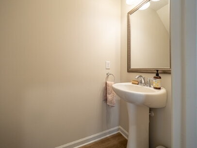 Building Photo - HUGE Owner's Suite!