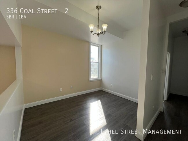 Building Photo - Spacious Newly Renovated 3 Bedroom Apartment