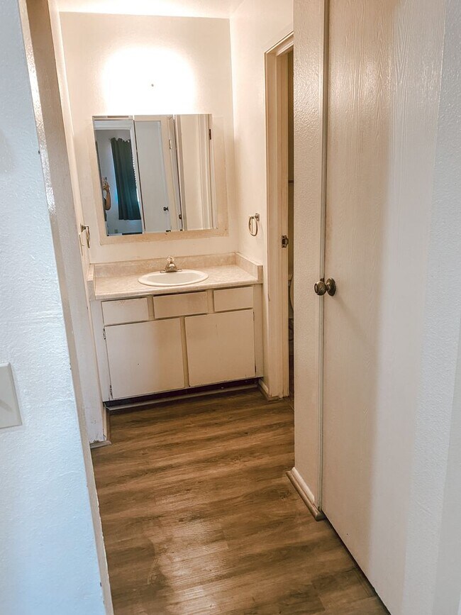 Building Photo - Cozy 2 Bedroom Apartment