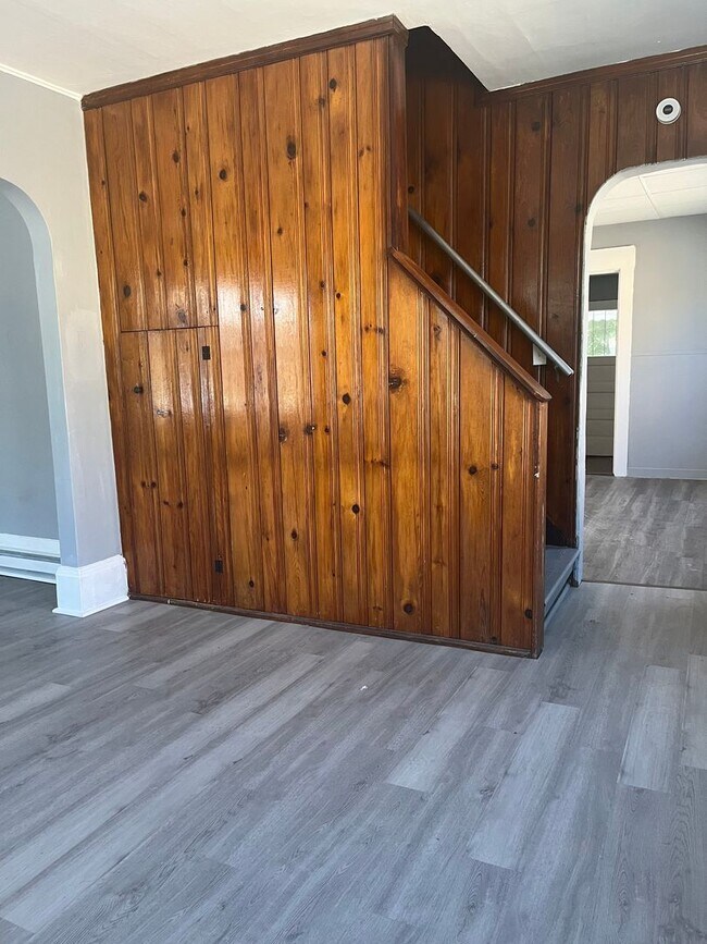 Building Photo - Section 8 Accepted! Cozy 3-Bedroom Home!