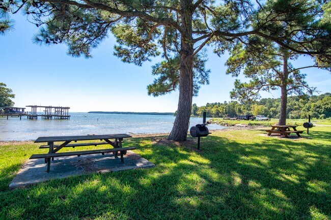 Building Photo - 150 Edgewater Way