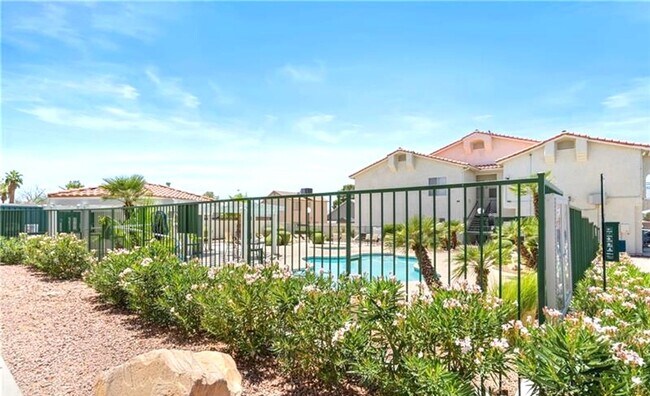 Building Photo - Remodeled, first floor 1428 sq ft, 2 bed+ ...