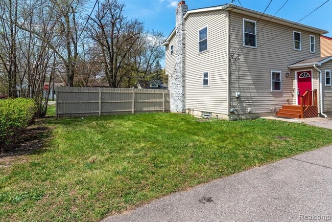 Building Photo - 3260 Sashabaw Rd