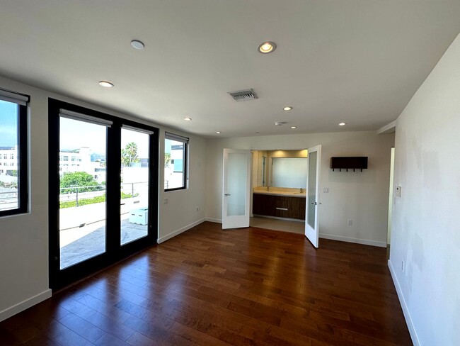 Building Photo - Fantastic 4 story Townhome - 3 bed - 3.5 b...