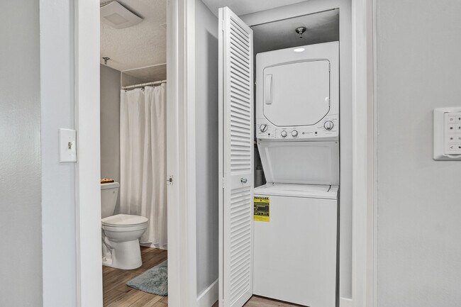 Building Photo - 2400 Deer Creek Country Club Blvd