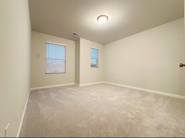 Building Photo - 102 Ivy Vine Wy
