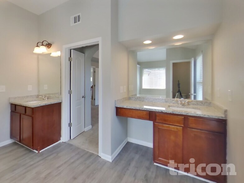 Building Photo - 4370 Rainer Dr