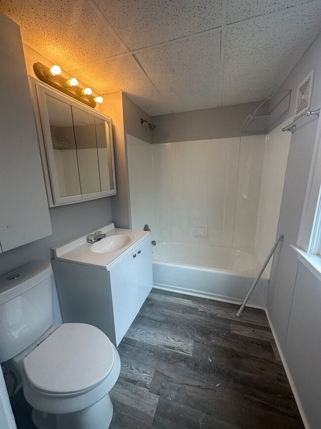 Building Photo - 4bd Single Lakeshore Blvd Area Section 8