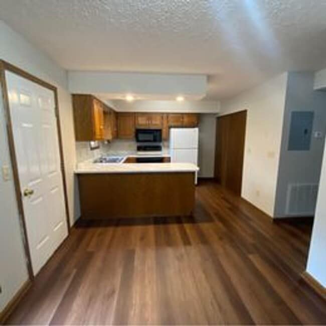 Building Photo - 131 Lake Dr