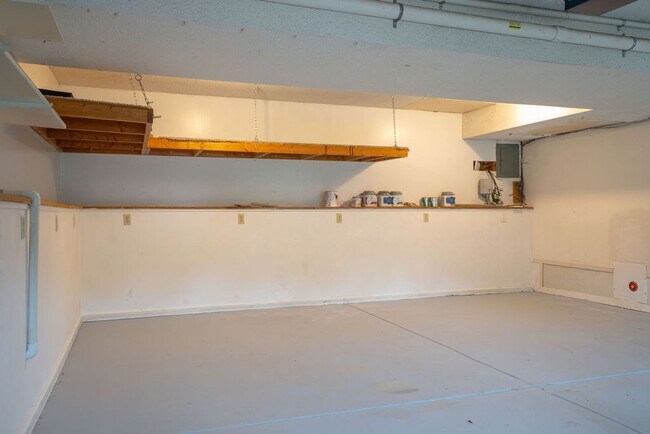 Building Photo - 6012 Fleetwood Dr