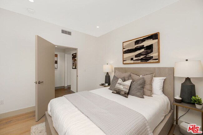 Building Photo - 130 S Sepulveda Blvd