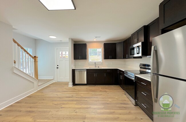 Building Photo - 7 Robin Hood Rd