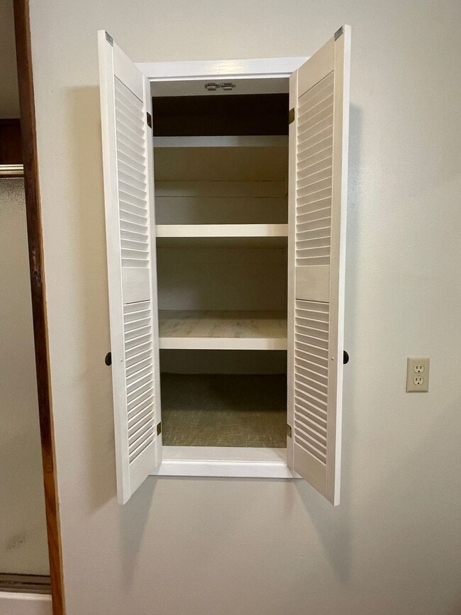 Building Photo - 4 bed, 3 bath split-level home in a private, forested setting (Bayside)