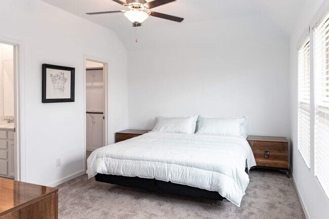 Building Photo - Now Offering Up to 6 Weeks Free Rent!