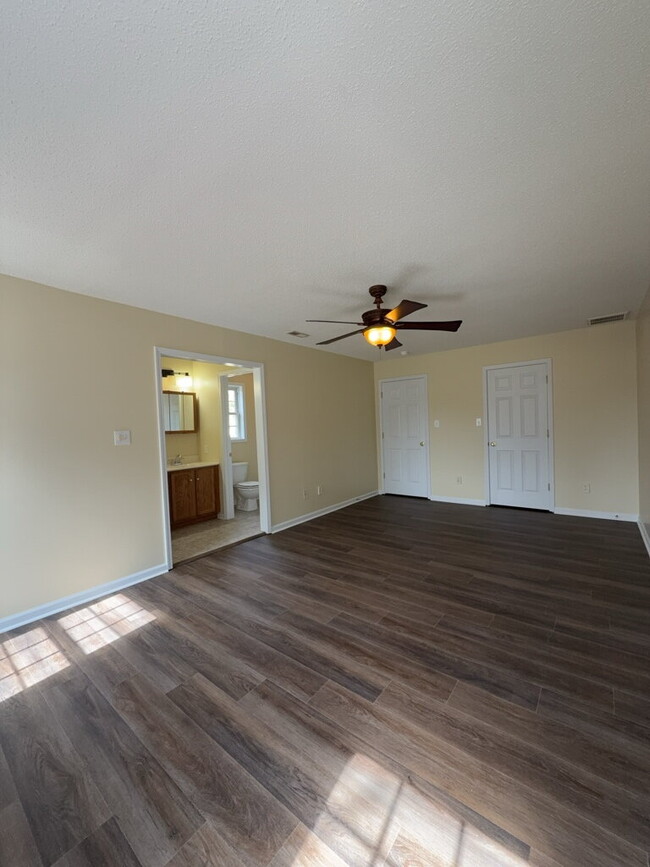 Building Photo - Three Bedroom Two and Half Full Bathroom R...