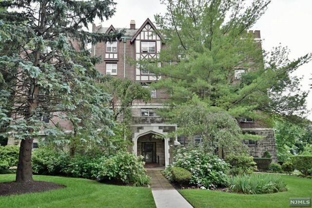 Building Photo - 100 E Palisade Ave