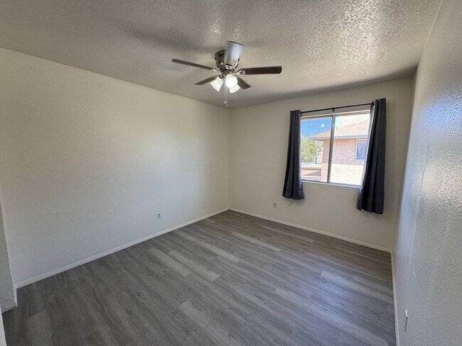 Building Photo - Maryvale 3br Townhome