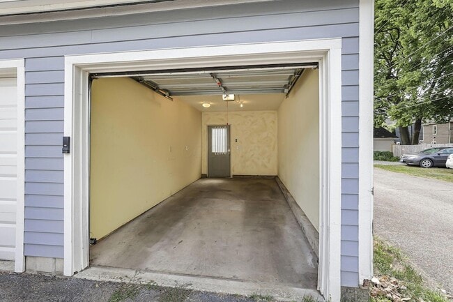 Building Photo - 319 W 2nd Ave