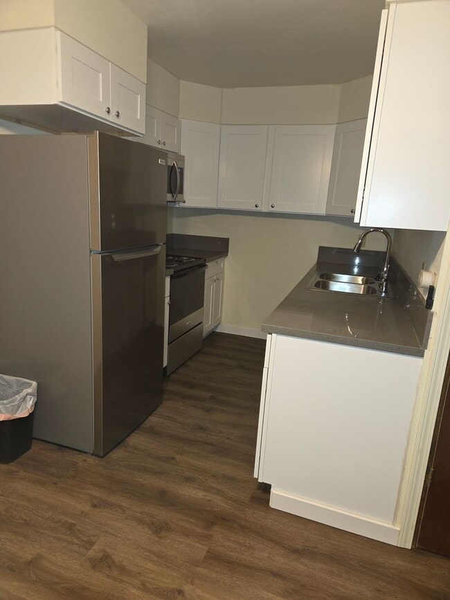 Building Photo - Spacious Townhome!