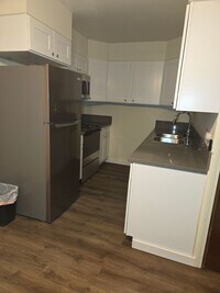 Building Photo - Spacious Townhome!