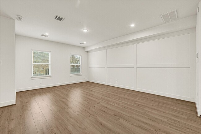 Building Photo - 1405 E 33rd St