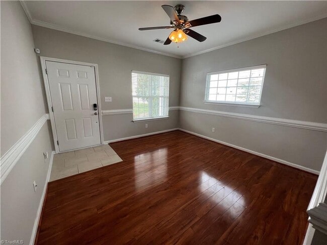 Building Photo - Fabulous 3BR 2.5BA Townhome with Community...