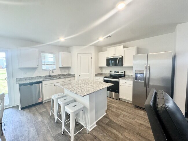 Building Photo - Brand new townhome - Perfect for students or families