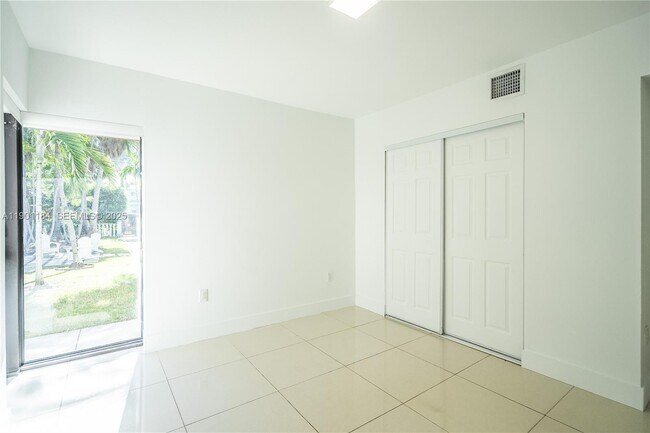 Building Photo - 1985 Bay Dr