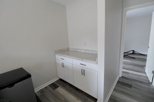 Building Photo - 1420 Bradley Dr
