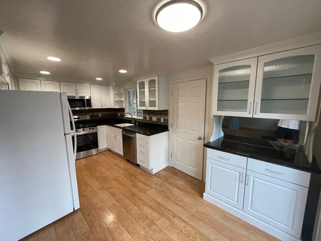 Building Photo - 6876 Ridgeway Dr