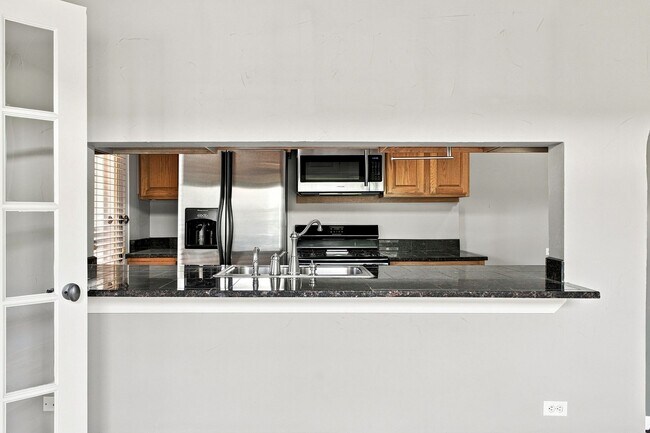 Building Photo - Charming 2-bedroom, 1-bath condo located in the heart of Denver