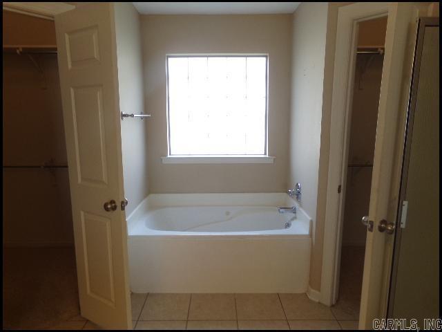Building Photo - 303 Hidden Meadows Dr