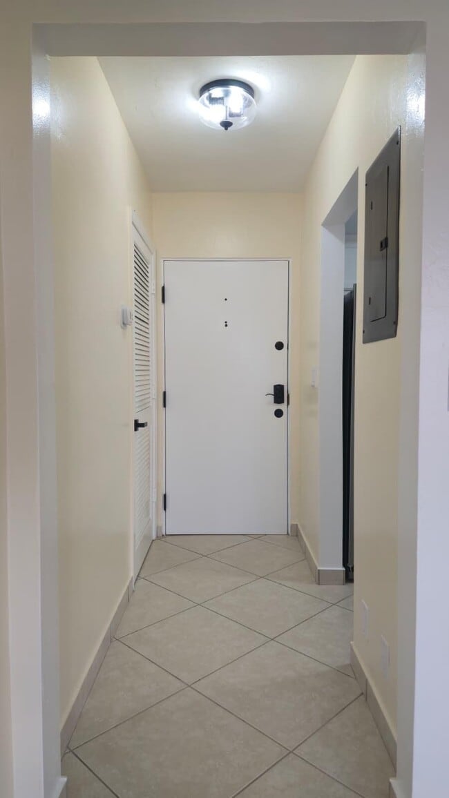 Building Photo - 105 S Riverside Dr