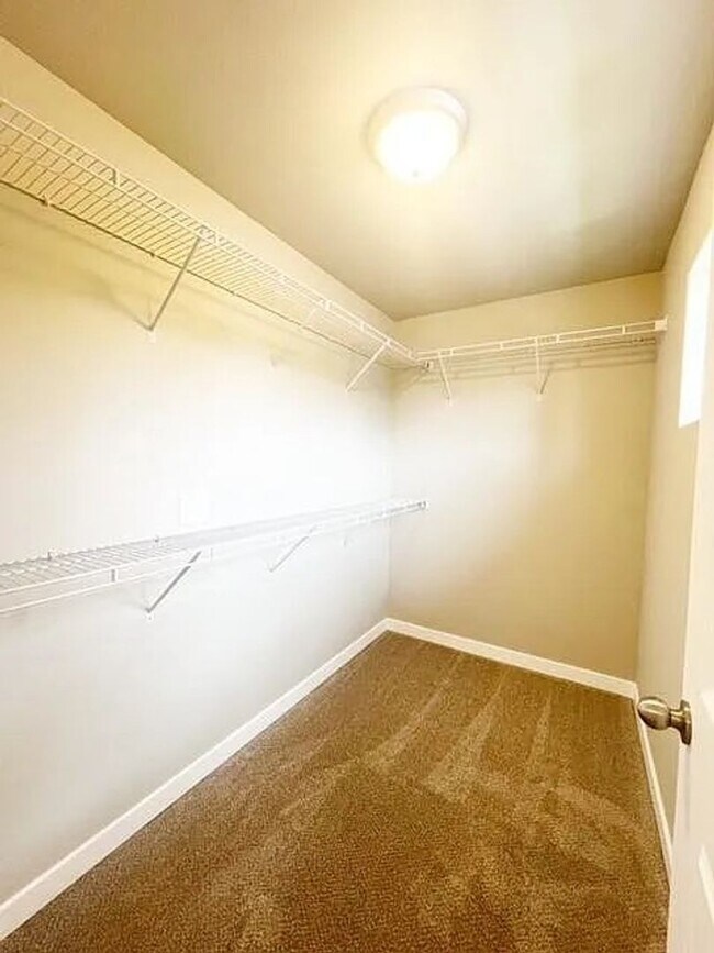 Building Photo - Modern 3BR / 2.5BA Townhome in Port Orchard – Spacious, Bright, and Conveniently Located