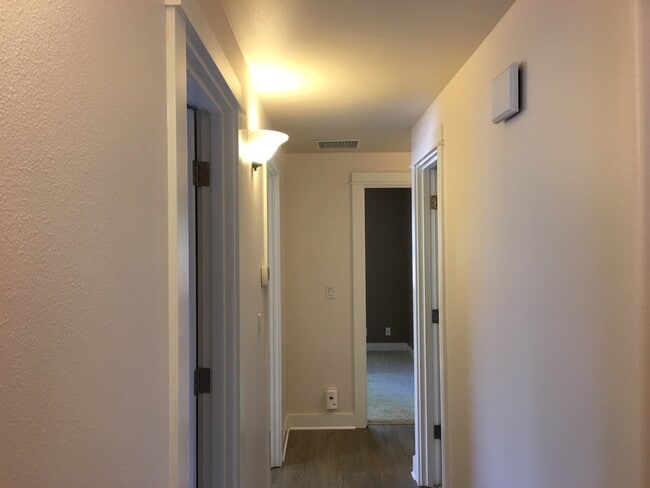 Building Photo - Beautiful 3 bedroom 2 bath home