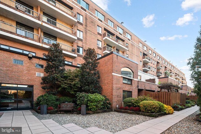 Building Photo - 200 Lombard St