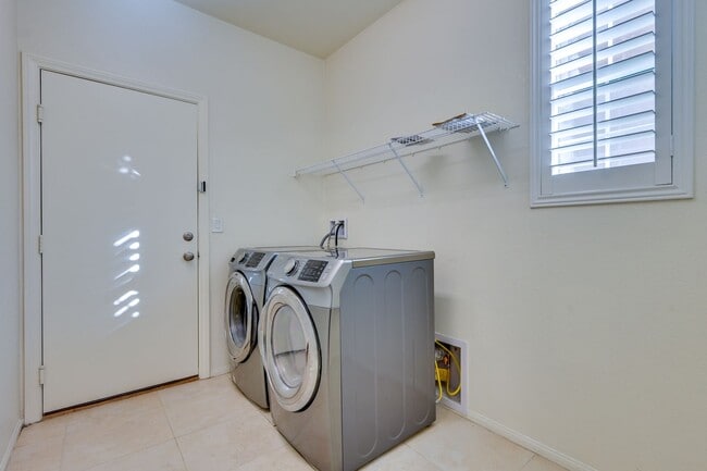 Building Photo - Green Valley!! Gated!! 4 Bedrooms!! Bed & Bath Downstairs!!  TANKLESS WATER HEATER!!! Covered pat...