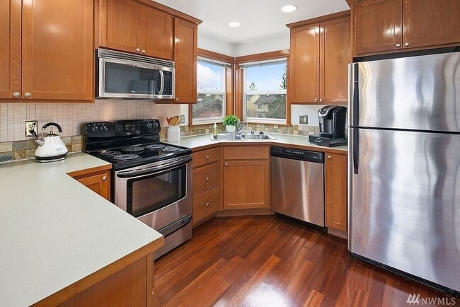 Building Photo - 3 bedroom / 2.5 bathroom townhome in West Seattle's Highland Park.