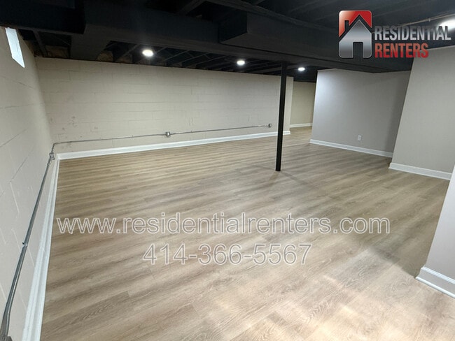 Building Photo - 205 N 165th St