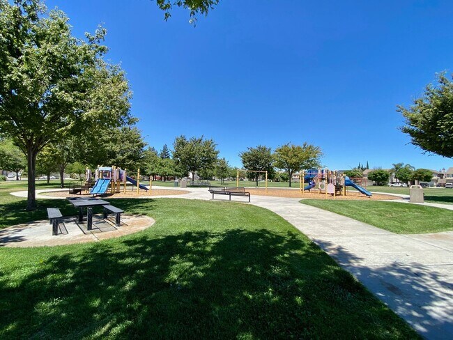 Building Photo - 4 bedroom close to freeway, parks and shopping
