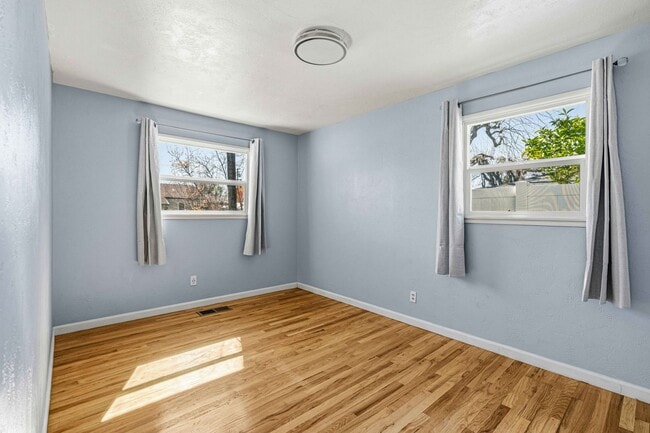 Building Photo - 1415 W Roseburg Ave