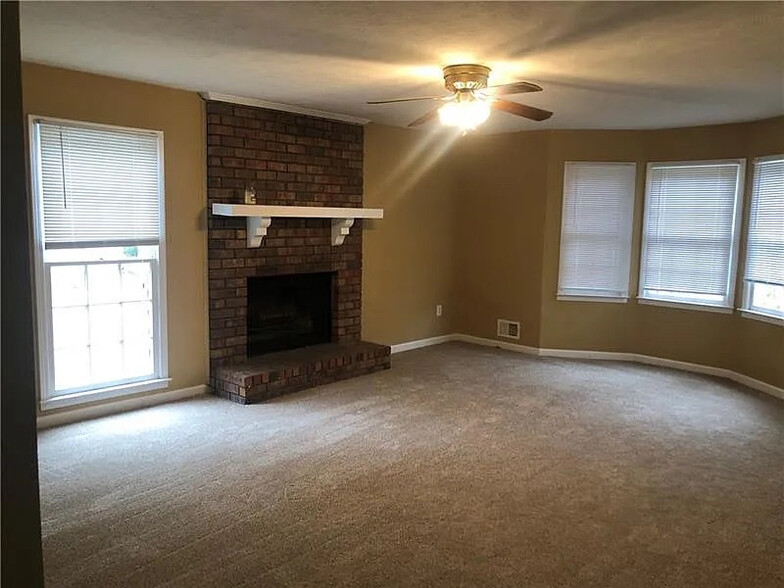 Building Photo - Room in House on Hillboro Cir SW