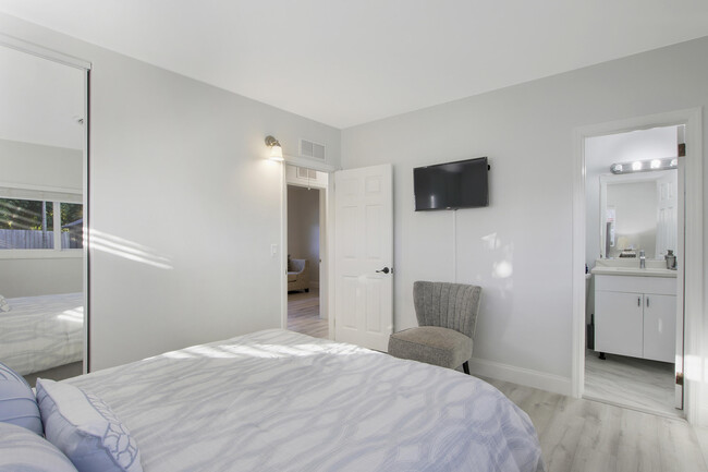 Building Photo - 466 Tequesta Dr