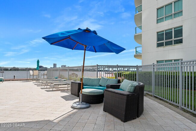 Building Photo - 231 Riverside Dr